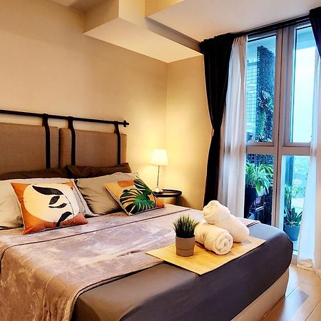 Spacious 7U Homey Unit Steps Away From Uptown Mall And Mitsukoshi Mall Free Parking With Washer Manila Esterno foto