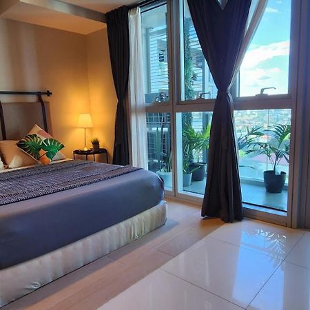 Spacious 7U Homey Unit Steps Away From Uptown Mall And Mitsukoshi Mall Free Parking With Washer Manila Esterno foto