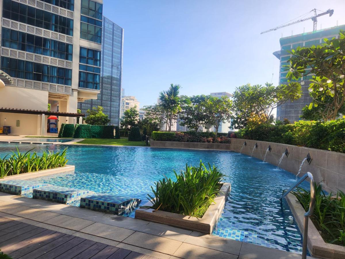 Spacious 7U Homey Unit Steps Away From Uptown Mall And Mitsukoshi Mall Free Parking With Washer Manila Esterno foto