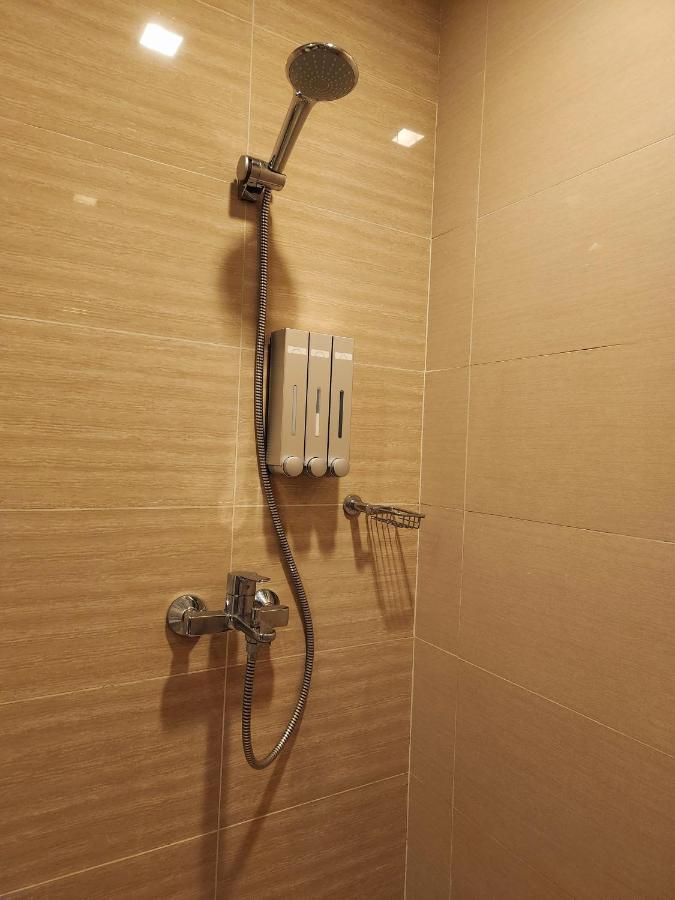 Spacious 7U Homey Unit Steps Away From Uptown Mall And Mitsukoshi Mall Free Parking With Washer Manila Esterno foto