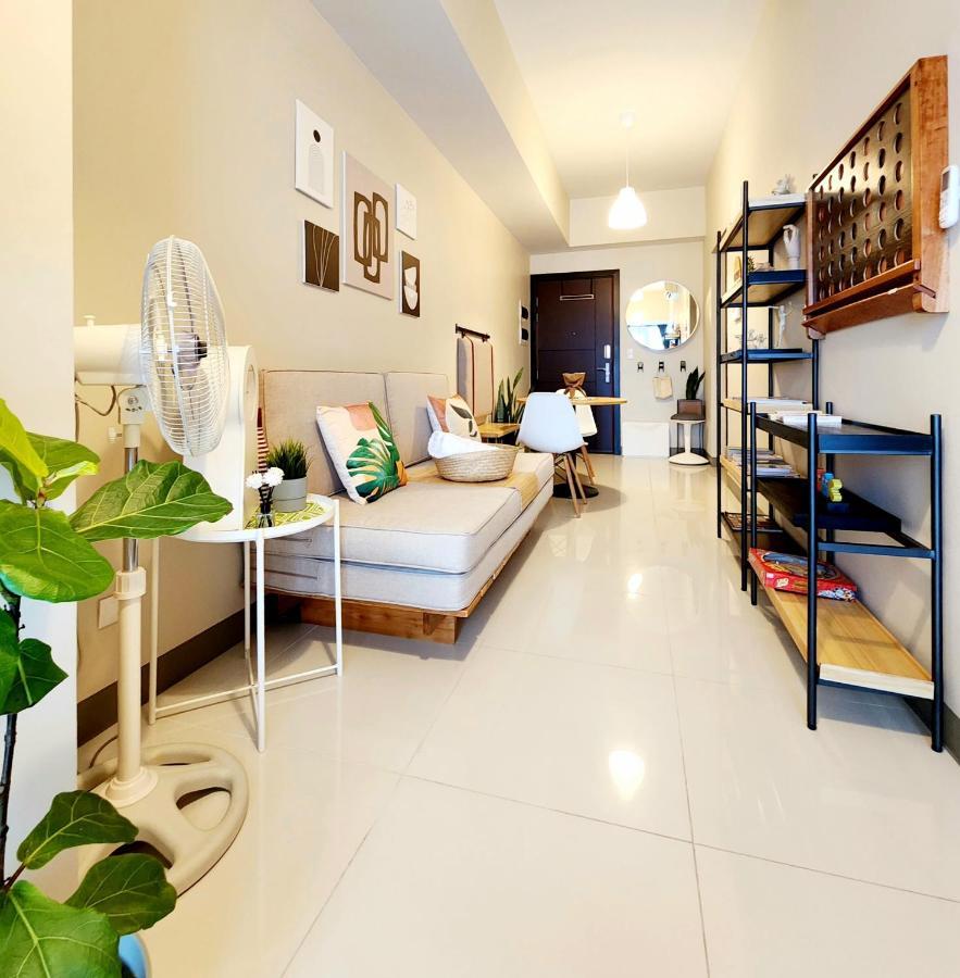 Spacious 7U Homey Unit Steps Away From Uptown Mall And Mitsukoshi Mall Free Parking With Washer Manila Esterno foto
