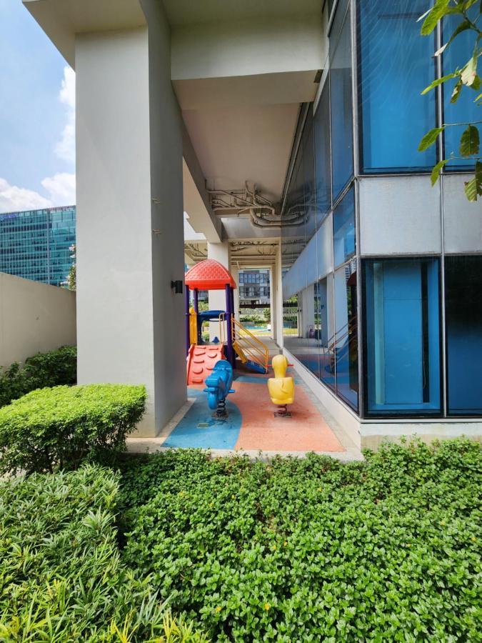 Spacious 7U Homey Unit Steps Away From Uptown Mall And Mitsukoshi Mall Free Parking With Washer Manila Esterno foto