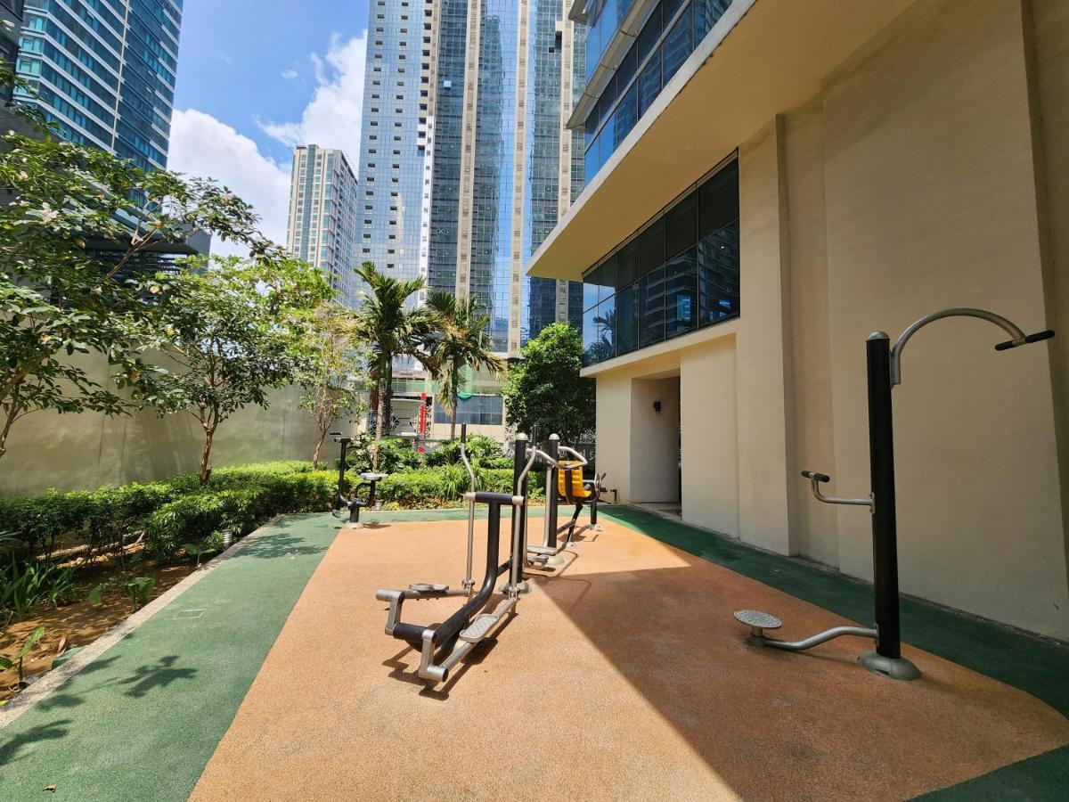 Spacious 7U Homey Unit Steps Away From Uptown Mall And Mitsukoshi Mall Free Parking With Washer Manila Esterno foto