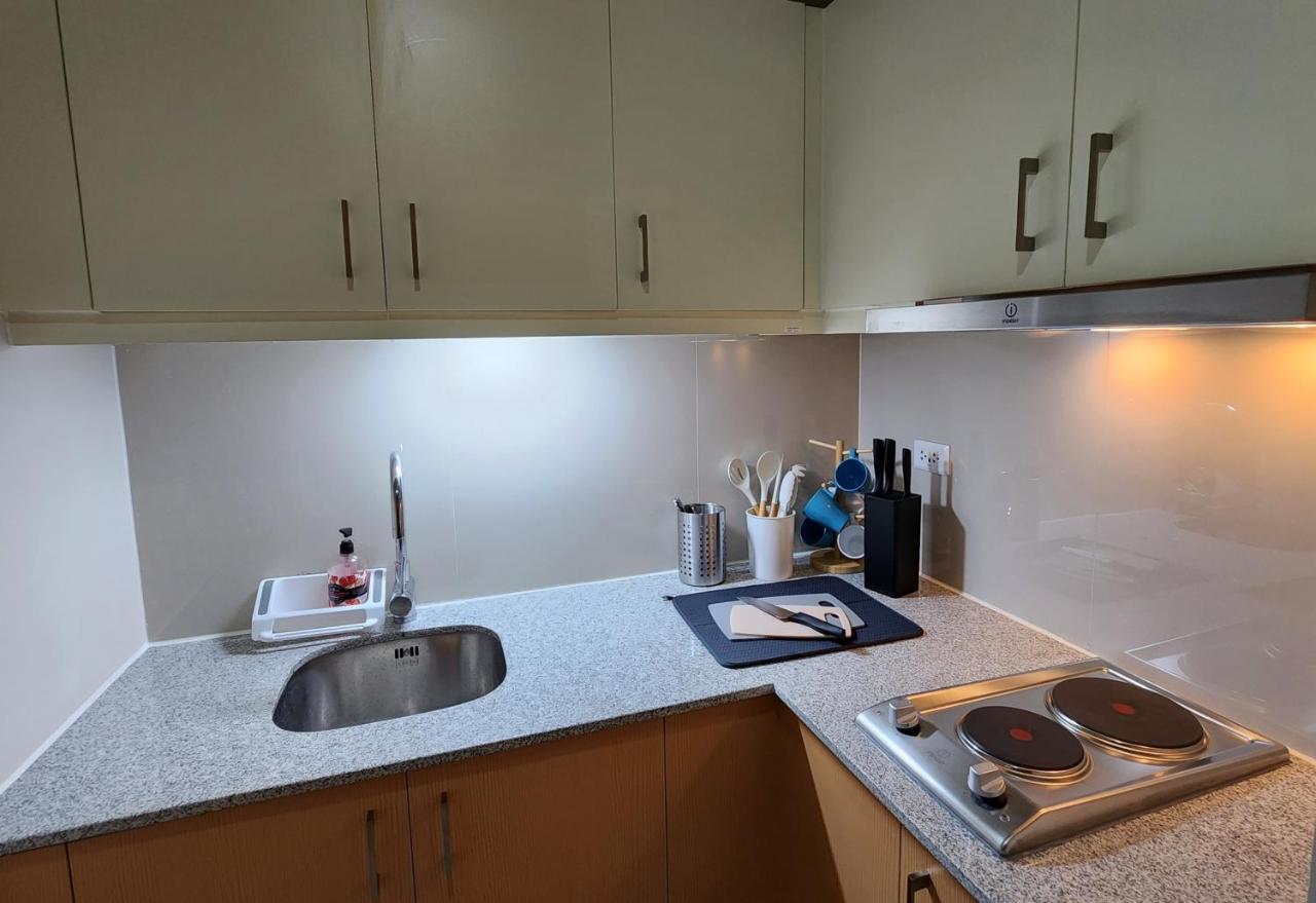 Spacious 7U Homey Unit Steps Away From Uptown Mall And Mitsukoshi Mall Free Parking With Washer Manila Esterno foto