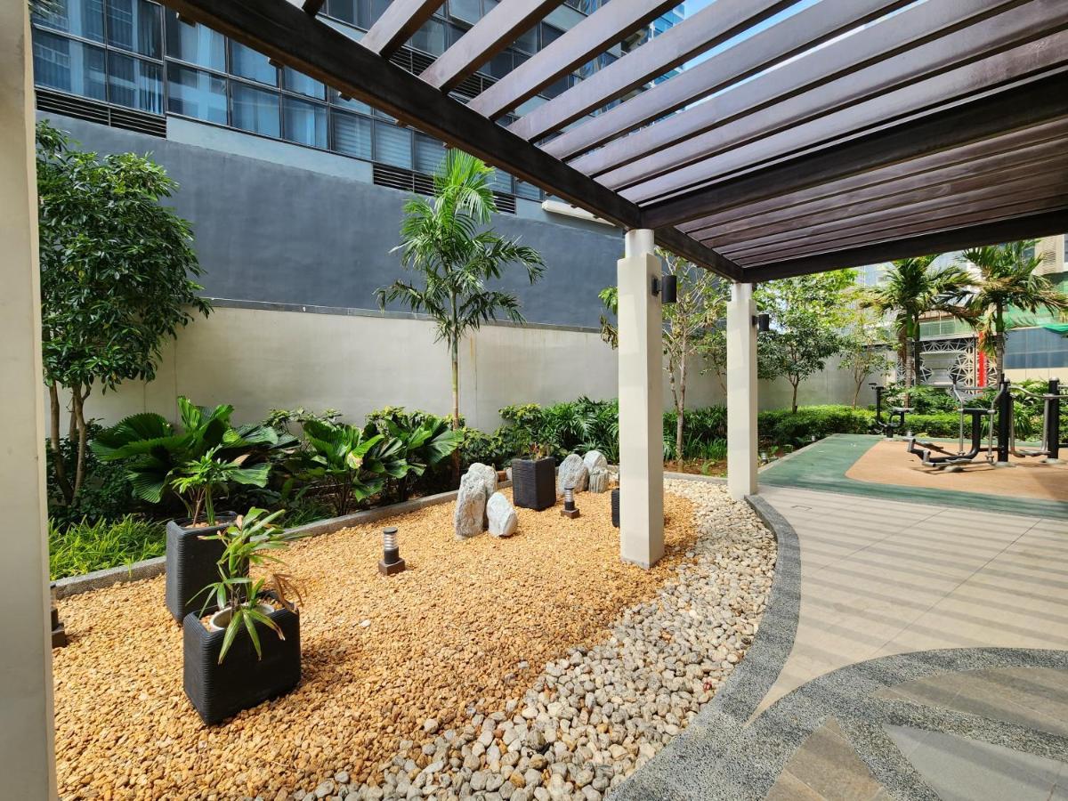Spacious 7U Homey Unit Steps Away From Uptown Mall And Mitsukoshi Mall Free Parking With Washer Manila Esterno foto