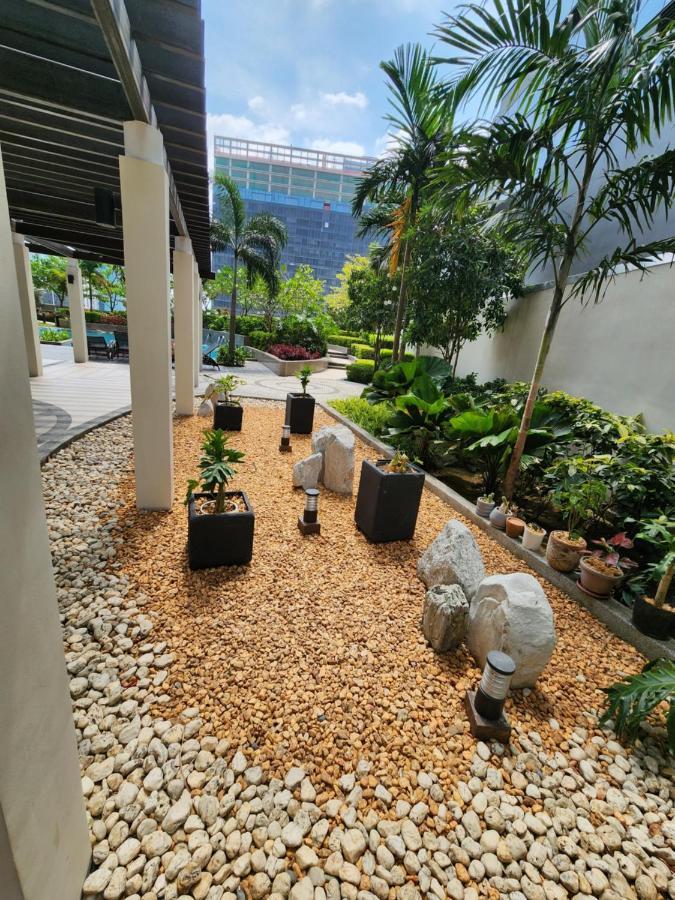 Spacious 7U Homey Unit Steps Away From Uptown Mall And Mitsukoshi Mall Free Parking With Washer Manila Esterno foto