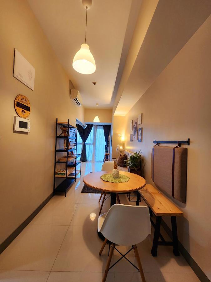 Spacious 7U Homey Unit Steps Away From Uptown Mall And Mitsukoshi Mall Free Parking With Washer Manila Esterno foto