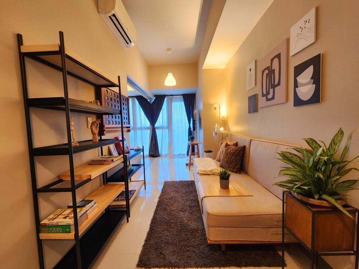 Spacious 7U Homey Unit Steps Away From Uptown Mall And Mitsukoshi Mall Free Parking With Washer Manila Esterno foto