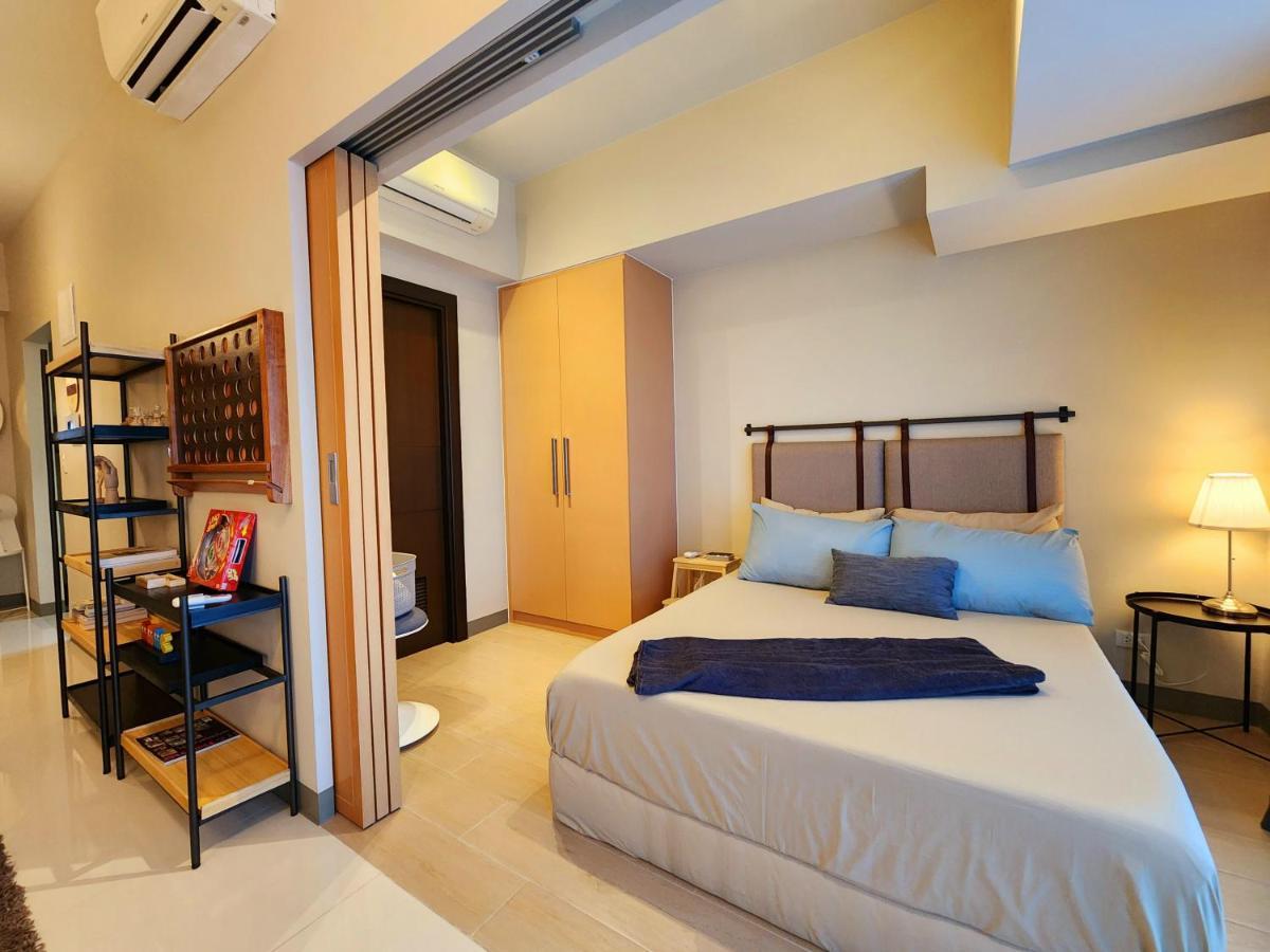 Spacious 7U Homey Unit Steps Away From Uptown Mall And Mitsukoshi Mall Free Parking With Washer Manila Esterno foto