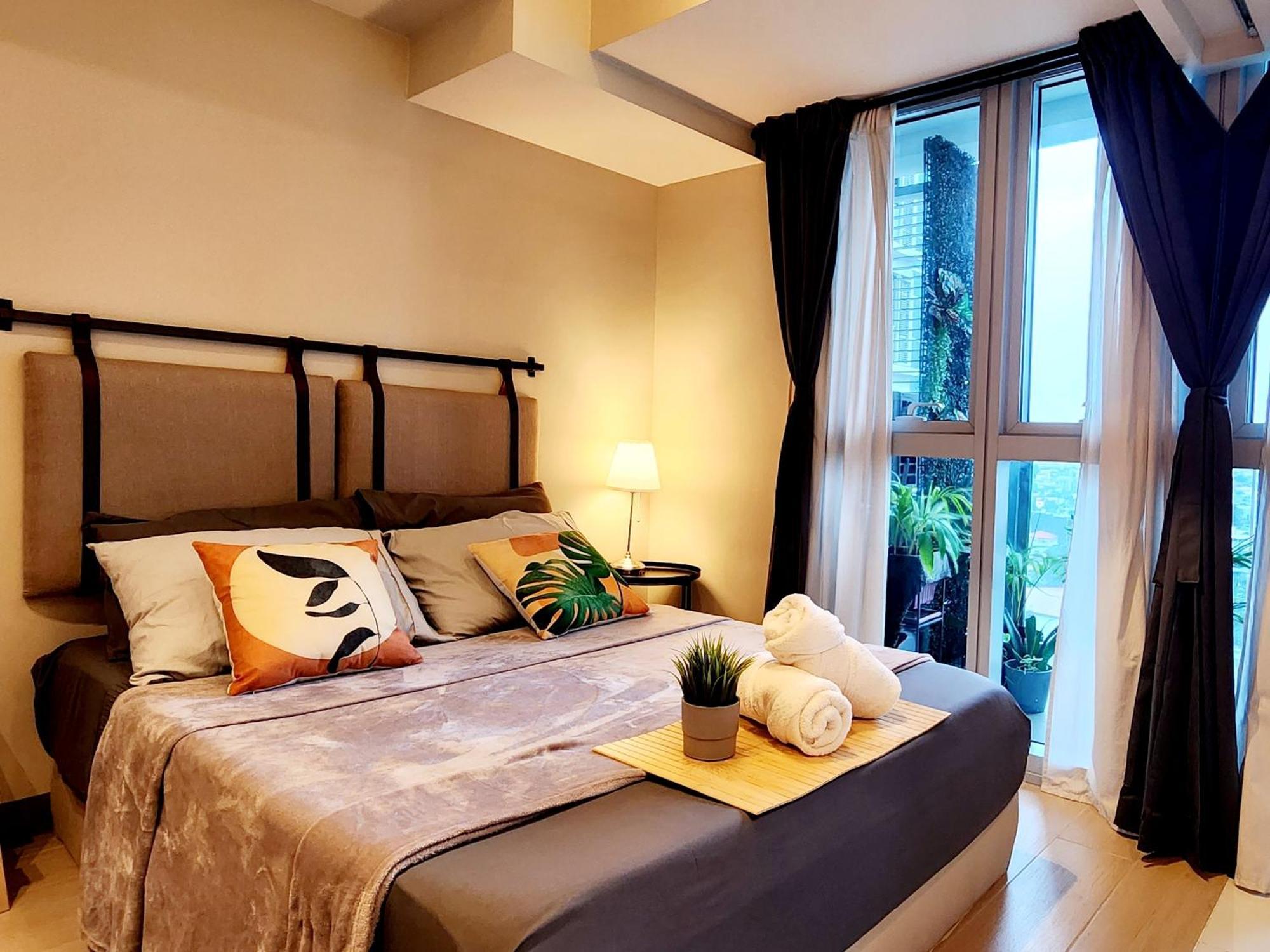 Spacious 7U Homey Unit Steps Away From Uptown Mall And Mitsukoshi Mall Free Parking With Washer Manila Esterno foto
